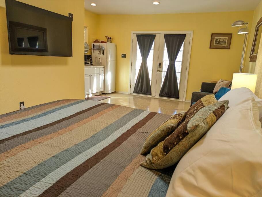 W/ Private Access And Patio Apartment *